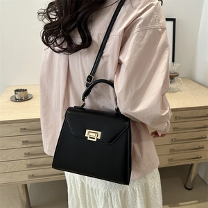 Sac bandoulière élégant en similicuir noir avec boucle dorée et bandoulière réglable
