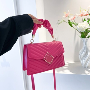 Sac bandoulière fuchsia matelassé avec poignée froncée nuage et fermoir métallique