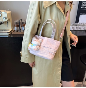 Détail du sac seau en oxford plissé rose avec poignées blanches et breloque ours