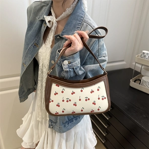 Elegante borsa baguette crema con stampa ciliegia rossa e dettagli in pelle marrone