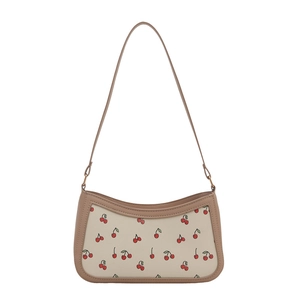 Elegante borsa a tracolla color crema con stampe di ciliegie rosse e finiture marroni di classe