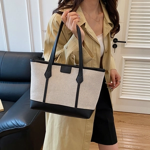 Grand sac cabas minimaliste en toile avec finitions en cuir noir pour le trajet quotidien
