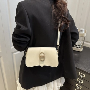 Sac à bandoulière vintage crème avec boucle dorée ovale et bandoulière fine