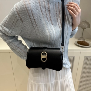 Sac sous le bras noir minimaliste avec boucle en D dorée et bandoulière en cuir