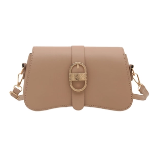 Sac bandoulière en cuir abricot élégant avec boucle dorée et base ondulée sur fond blanc