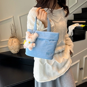 Sac seau bleu en tissu oxford plissé avec un joli pendentif lapin en peluche pour femme