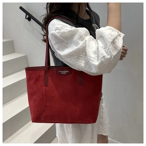 Detail view of the deep red matte tote bag featuring the signature FANYISSA brand label