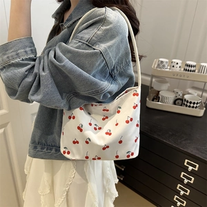 Sac seau en nylon blanc à motif cerise pour femme avec fine bandoulière élégante