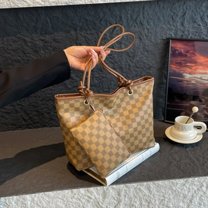 Minimalistische bedruckte Tragetasche mit geometrischem Muster und Ledergriffen im Vintage