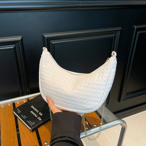 Sac Sous Le Bras En Cuir PU Tissé Mode Croissant Hobo Sac À Épaule Bandoulière Avec Chaîne Dorée Pour Femmes