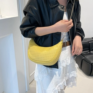 Sac hobo jaune à texture tissée tendance avec bandoulière chaîne dorée pour femme