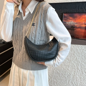 Sac hobo tissé noir avec bandoulière chaîne dorée pour femme, style luxe minimaliste