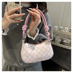 Detailansicht der rosa karierten Hobo-Tasche mit Knotengriff und silbernem Reißverschluss