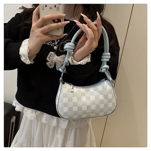 Detail der blau-weiß karierten Mondsicheltasche mit geknotetem Seilgriff und Reißverschluss