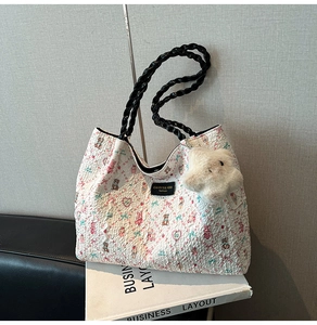 Détail du cabas plissé avec imprimés de dessins animés, sangle tissée et étoile en peluche