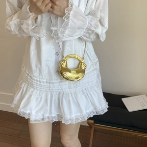 Mini sac dumpling doré avec bandoulière chaîne et poignée anneau fini miroir