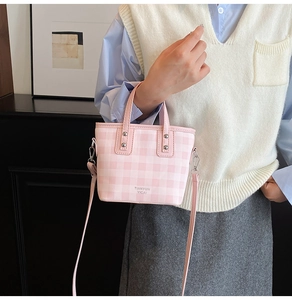 Détail du sac seau à carreaux roses montrant la bandoulière réglable et les finitions