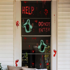 Détail d'empreintes de mains sanglantes et stickers HELP sur fenêtre pour décor Halloween