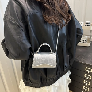 Mini sac bandoulière argenté à motif crocodile avec chaîne en métal pour femme