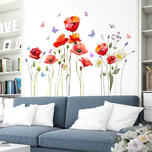 Detail van aquarel rode klaprozen en vlinders muurstickers in een moderne woonkamer