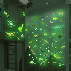 Stickers muraux dinosaures luminescents vert fluo dans une chambre d'enfant sombre