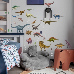 Détail de stickers muraux dinosaures colorés décorant le mur d'une chambre d'enfant