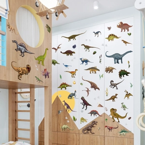 Détails de stickers dinosaures réalistes sur un lit enfant et une armoire en bois