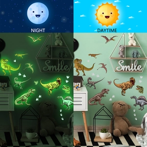 Stickers muraux dinosaures fluorescents montrant l'effet de lueur jour et nuit