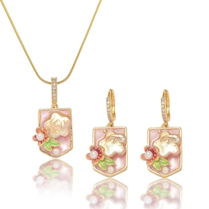 Détail d'un ensemble collier et boucles d'oreilles dorés avec émail et perles d'eau douce