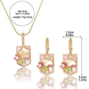 Parure de bijoux en perles d'eau douce avec collier et boucles d'oreilles fleur émail rose