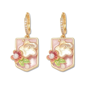 Boucles d'oreilles fleurs vintage avec perles d'eau douce et émail rose doré