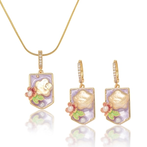 Détails de la parure en perles baroques avec émail violet et motifs floraux dorés