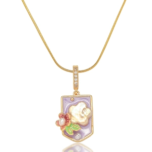 Détail d'un collier fleur en perles baroques avec pendentif émail violet et cristaux