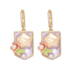 Détail de boucles d'oreilles vintage en or avec émail lavande, perle baroque et fleurs