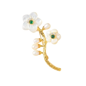 Broche florale élégante avec pétales de nacre, zircons verts et branches dorées