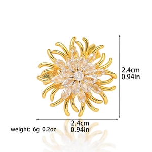 Broche marguerite dorée ornée de cristaux scintillants, dimensions 2,4cm sur 2,4cm