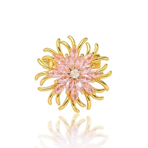Broche fleur en cristal doré avec pétales marquise roses et pierre centrale brillante