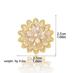 Elegant crystal daisy brooch pin in gold plating with 2.7cm size and 9g weight