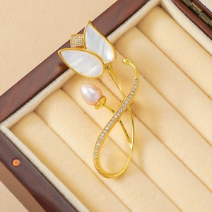 Detalle de broche de tulipán con nácar, perla rosa y circonitas brillantes finas