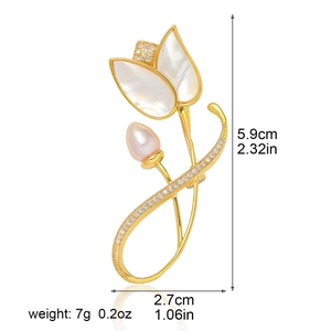 Elegante broche de tulipán con pétalos de nácar y perla de agua dulce en tono dorado