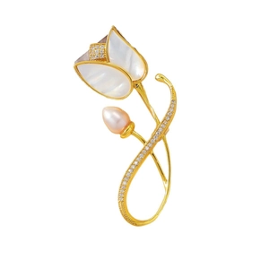Elegante broche de tulipán con perla rosa y pétalos de nácar en acabado dorado
