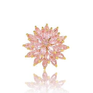 Exquise broche marguerite en cristal rose avec pétales marquise et finition dorée