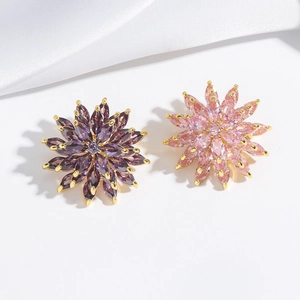 Boucles d'oreilles marguerites en cristal avec zircons violets et roses plaqués or