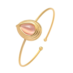 Bracelet jonc doré torsadé orné d'une pierre œil de chat rose taillée en poire
