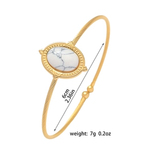 Détail du bracelet torsadé doré avec pierre turquoise ovale et dimensions de 6 cm