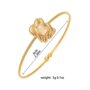 Bracelet jonc doré style français avec pierre de lune et design ondulé texturé