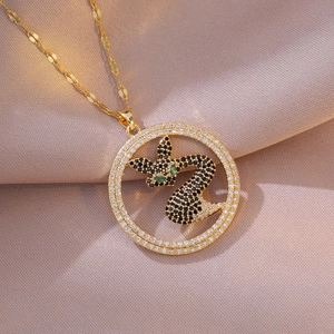 Elegante goldene Fuchskette mit schwarzen Zirkoniasteinen auf Seidenstoff