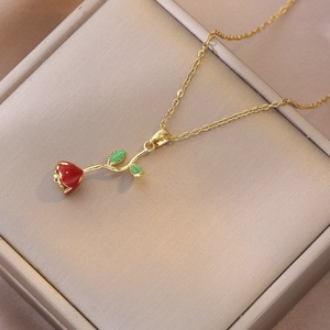 Collier Pendentif Fleur De Rose Exquis Acier Titane Émail Bourgeon Rouge Feuille Verte Chaîne Or Bijoux Pour Femmes
