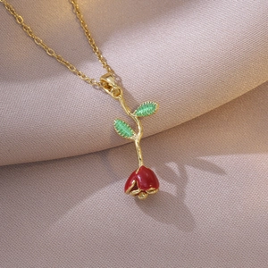 Collier en acier titane avec pendentif rose en émail rouge sur fond de soie douce