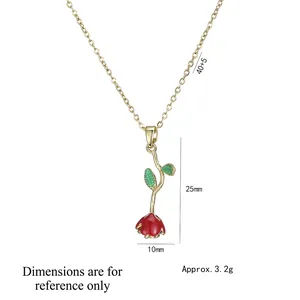 Collier rose élégant avec fleur rouge et feuilles vertes sur chaîne dorée 40+5cm